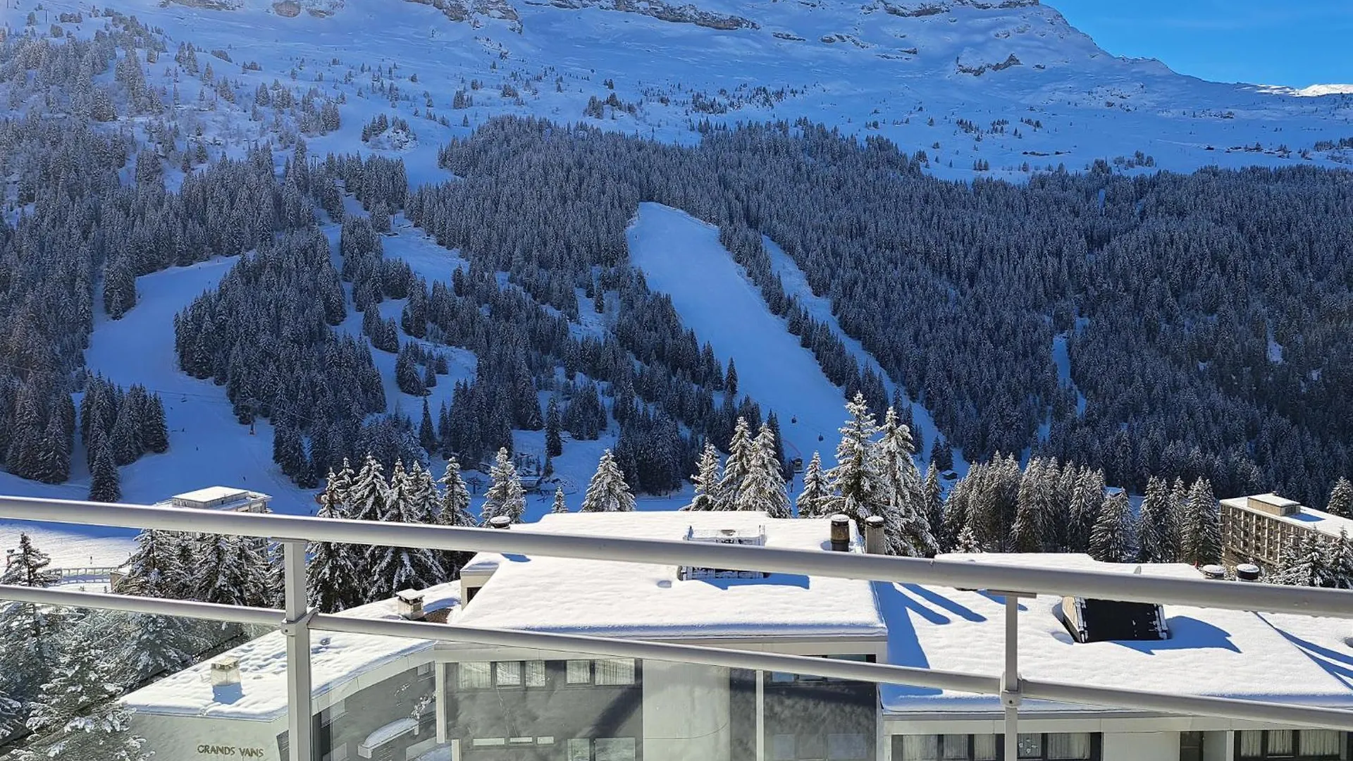 פליין Penthouse 3-Bedroom Apartment, Mountain Views, Large Terrasse, Piste Access 0*,  צרפת